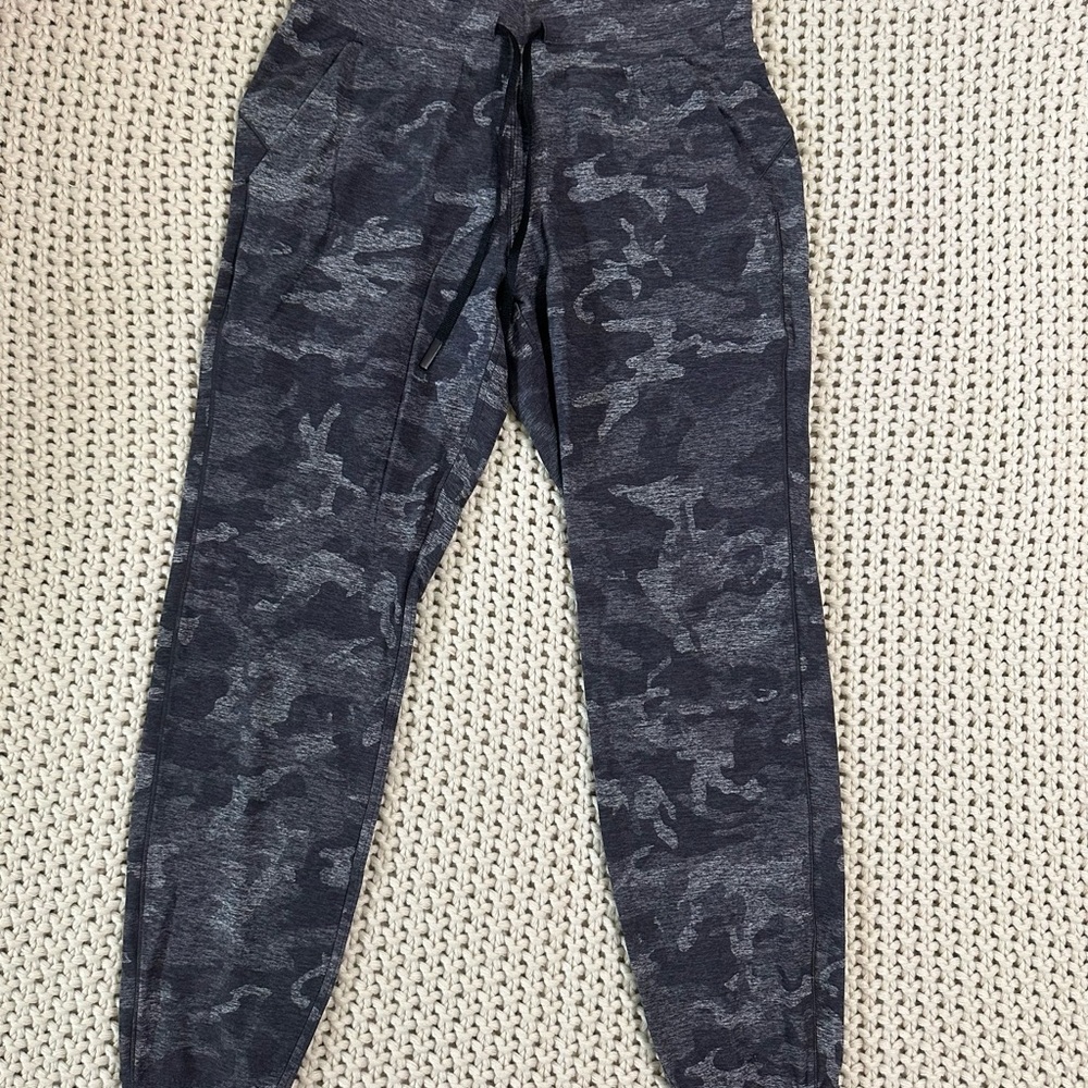 Lululemon, Navy Camo Jogger, size 6
